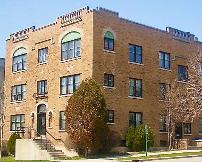 Building Photo - 1720 E Newton Apartments