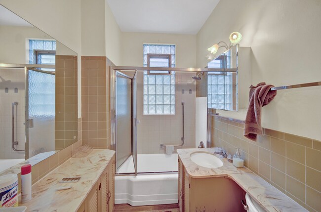 Building Photo - 2142 Maple Ave