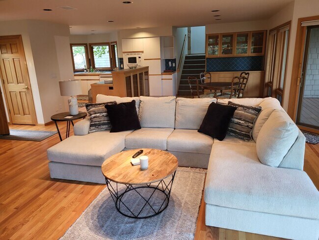 Building Photo - FULLY FURNISHED - 3 Bed 3 Full bath-office...