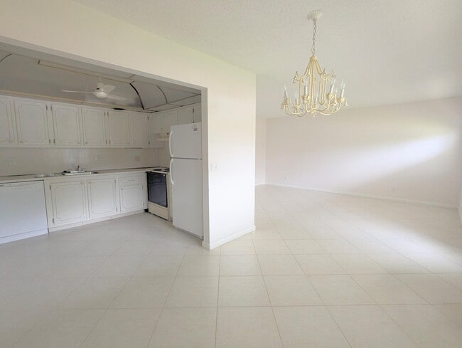 Building Photo - 222 Somerset L