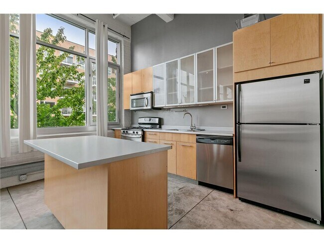 Building Photo - 700 N Washington Ave