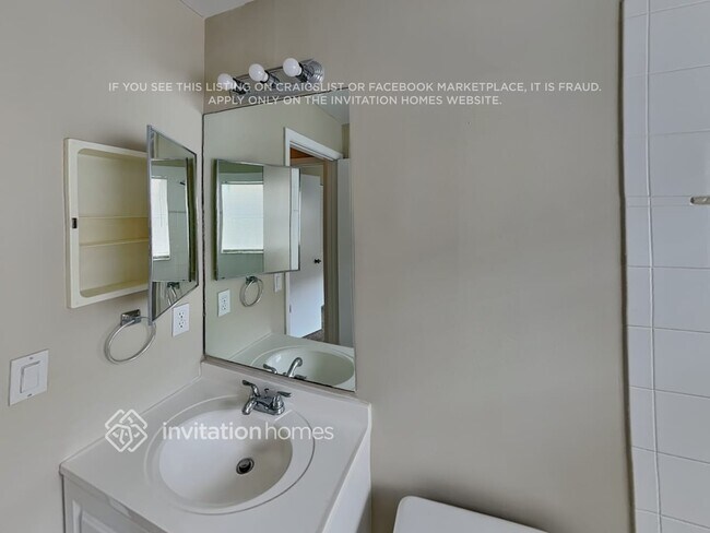 Building Photo - 4929 SW 33rd Ave