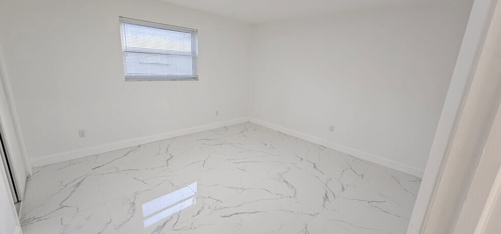 Building Photo - 133 SE 2nd Ave