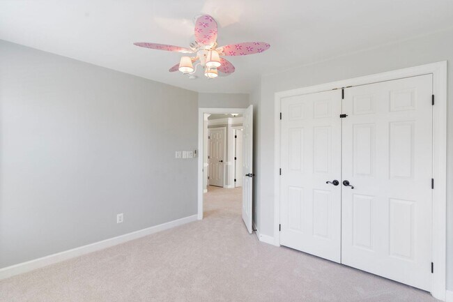 Building Photo - Spacious Home in Port Potomac