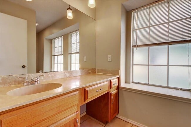 Building Photo - 5822 Shreveport Dr