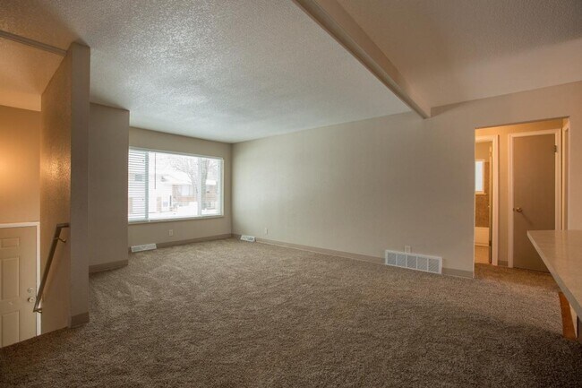 Building Photo - Students Welcome! Great Location!