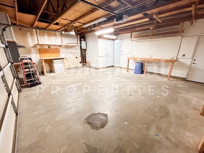 Building Photo - 581 Glenheather Dr