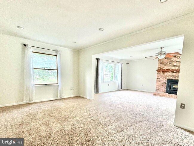 Building Photo - 302 Mimosa Ave