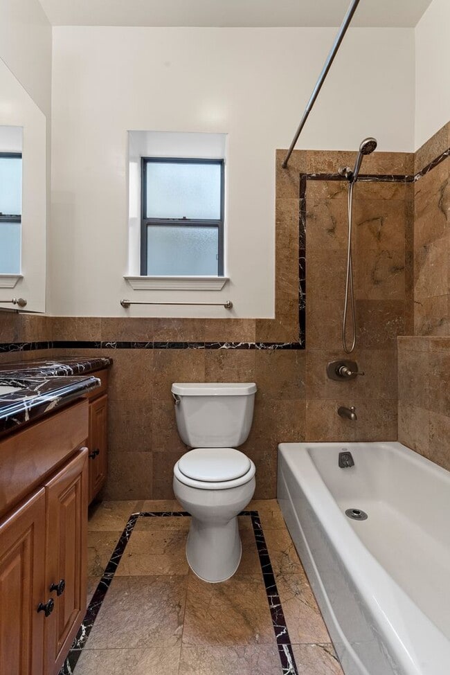 Building Photo - 2 Bed, 2 Bath, 2 Car Parking - Stunning Co...