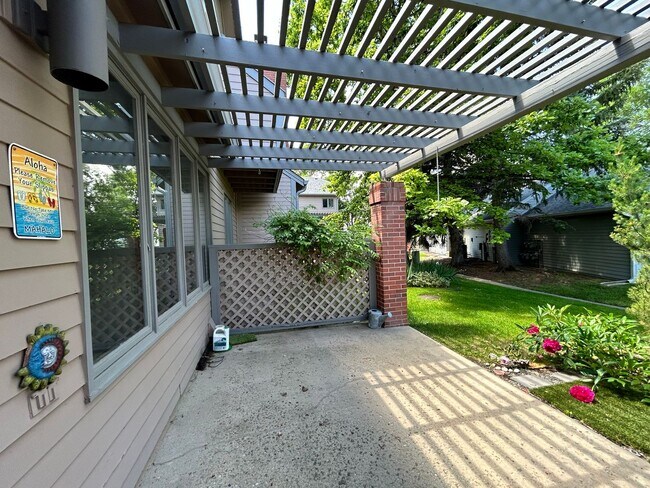 Building Photo - Gorgeous 4 Bedroom Townhome Steps from Boulder Country Club