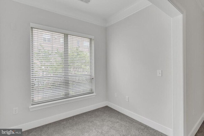 Building Photo - 5400 Auth Rd