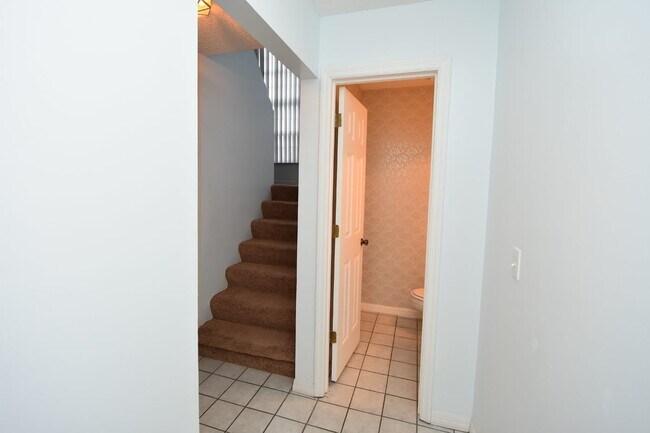Building Photo - Salt water canal, 2 story home