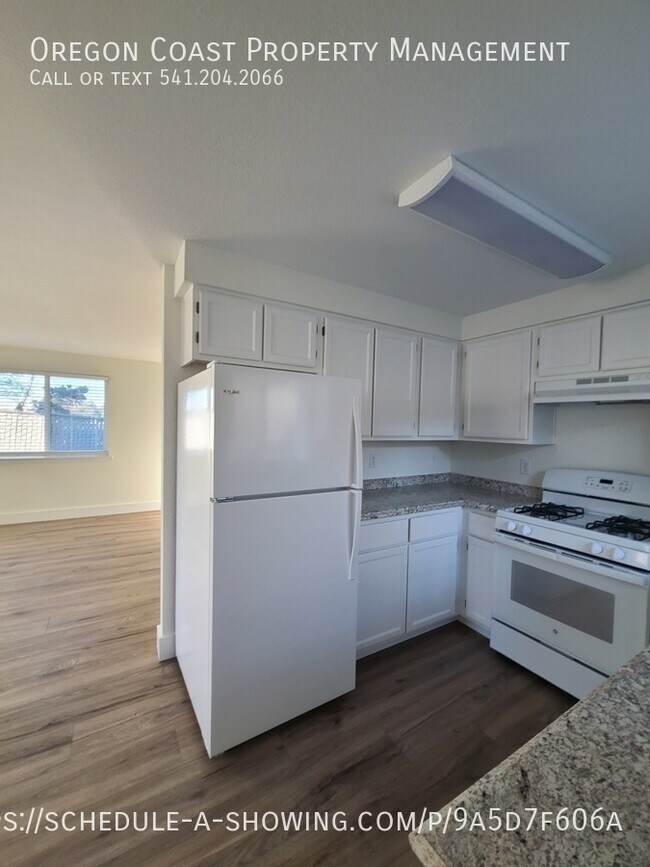 Building Photo - 1135 SE Oar Ave