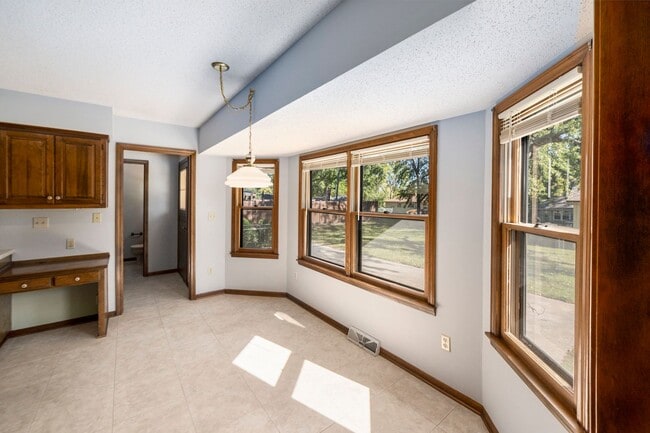 Building Photo - Charming 3 Bed 2.5 Bath Raised Ranch