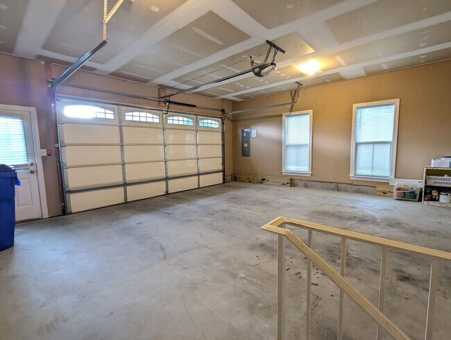 Building Photo - STUNNING Single Family Home in Brunswick C...