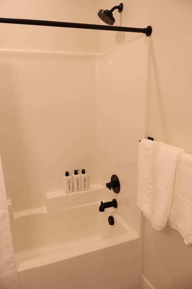 Building Photo - 204 E 35th St