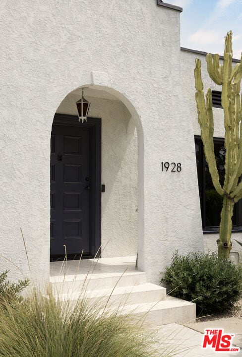 Building Photo - 1928 N Berendo St