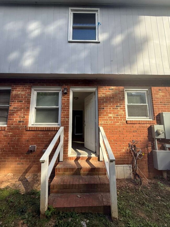 Primary Photo - 618 Eastview Ct
