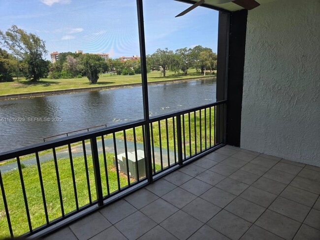 Building Photo - 3750 Inverrary Dr