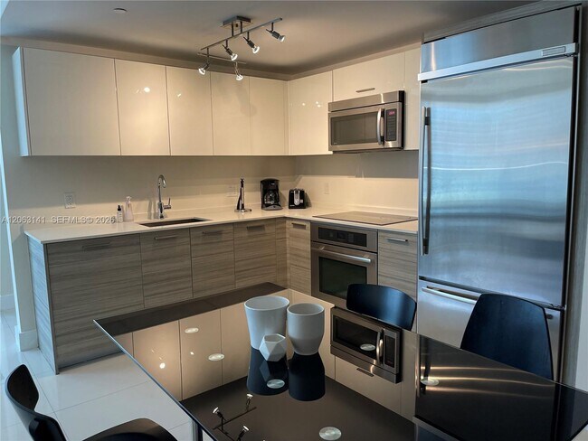 Building Photo - 1300 Brickell Bay Dr