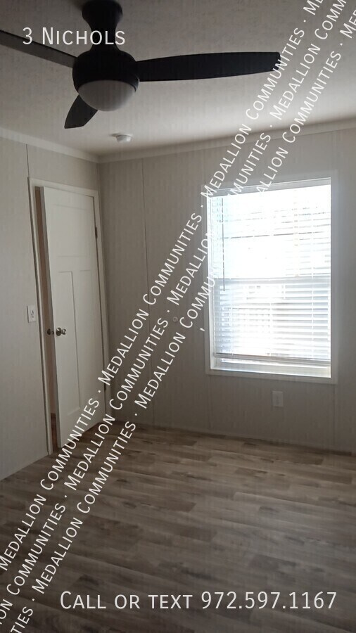 Building Photo - 3 Nichols-