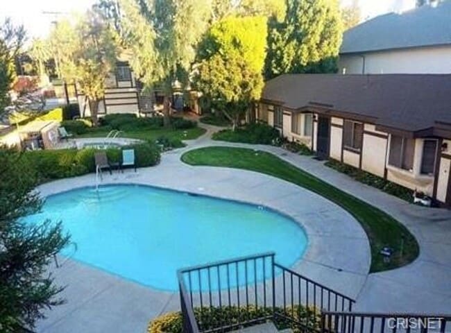 Building Photo - Stunning West Hills 1+1 Upper Unit