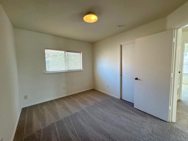 Building Photo - 2013 Rim Rock Dr