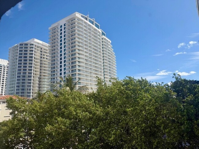 Building Photo - 3000 Riomar St