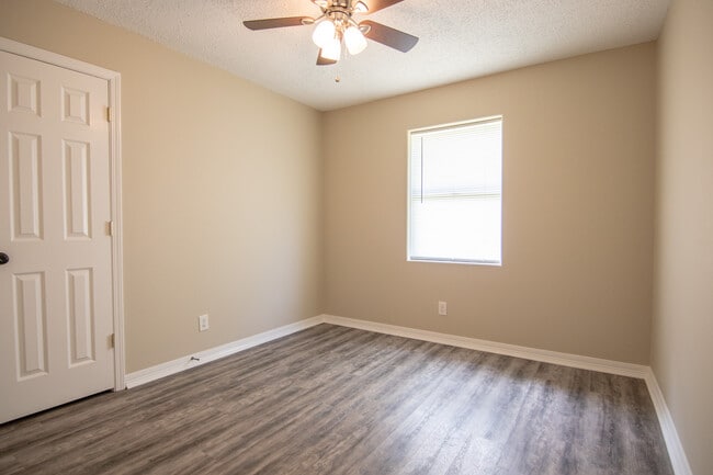 Building Photo - 7817 Walnut Dr