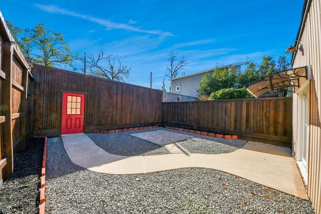 Building Photo - 832 W 27th St