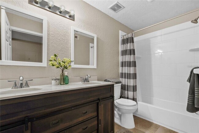 Building Photo - 13917 Fairway Island Dr