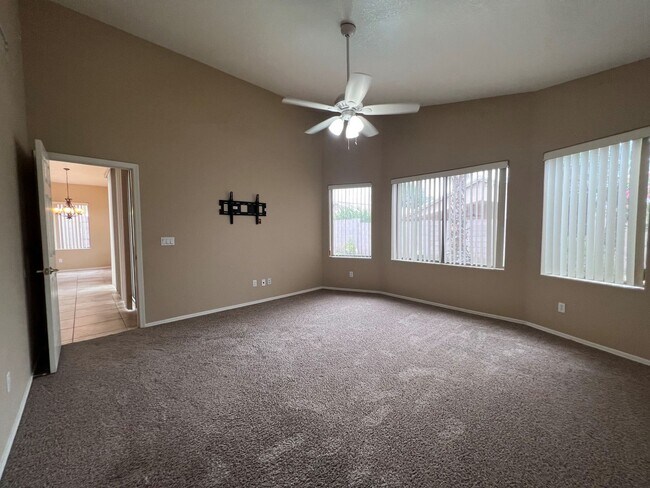 Building Photo - 4 BEDROOM WITH POOL