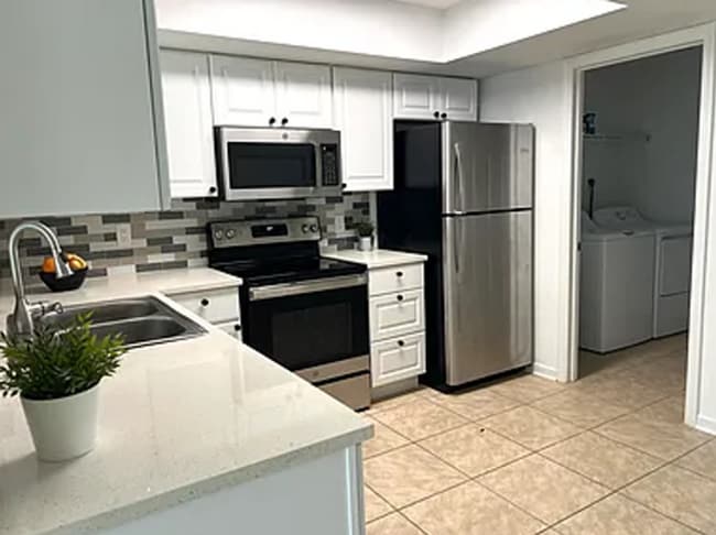 Building Photo - Spacious 2/1 duplex home in the Imperial Shores neighborhood