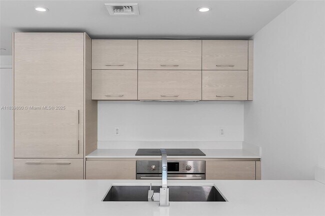 Building Photo - 1300 S Miami Ave