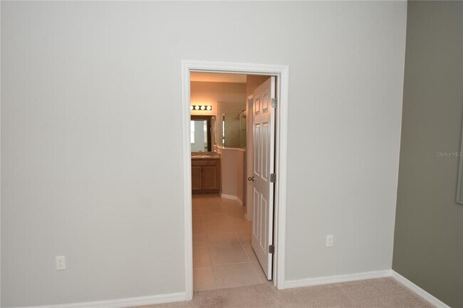 Building Photo - 2 Rae Pl