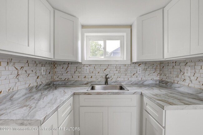 Building Photo - 12 Main St