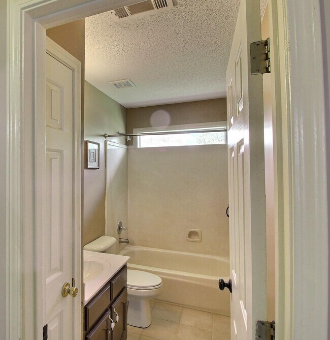 Building Photo - 1493 Wolf Hunt Dr