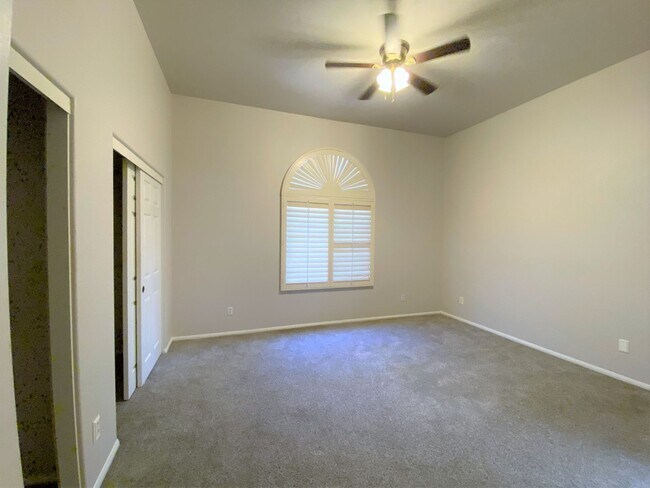 Building Photo - Oceanside stunner - 3 bedroom townhome available now!