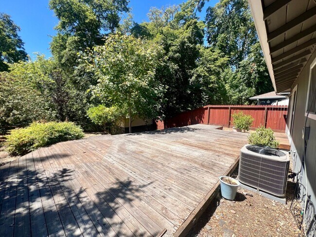 Building Photo - Charming 3 Bedroom 2 Bath home with large ...