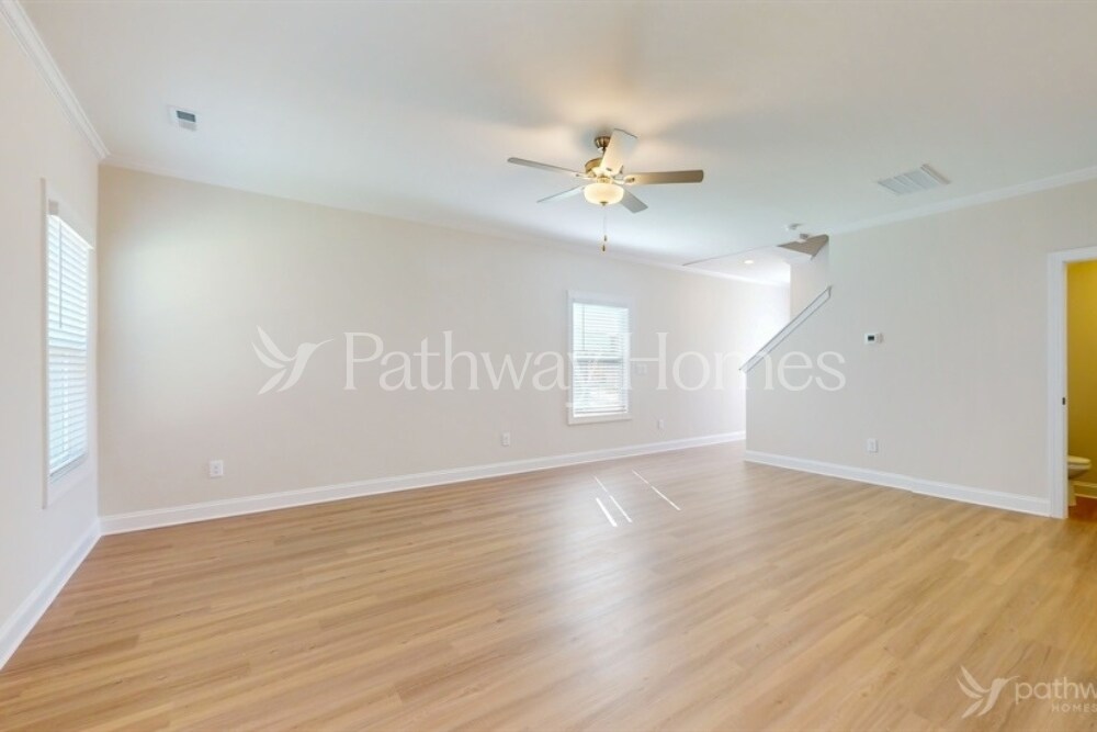 Building Photo - 121 S Sina St