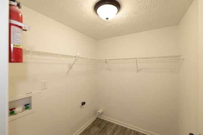 Building Photo - 3 bed 2.5 bath 2 story 2 car attached gara...