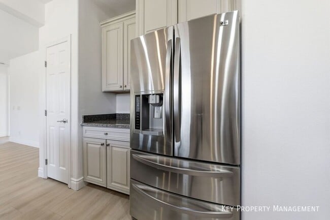 Building Photo - 956 Via Canale Dr