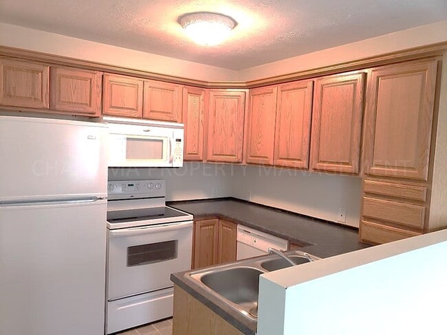 Building Photo - 300 Scott Pl