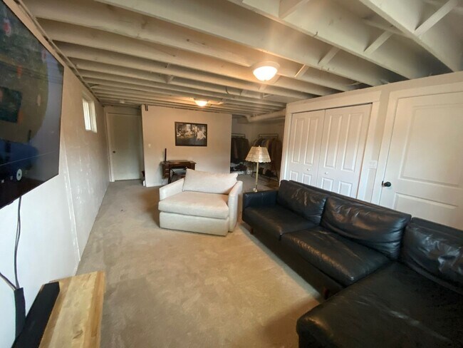 Building Photo - Charming 2-bed, 1-bath home in Sunnyside neighborhood, with private fenced backyard.