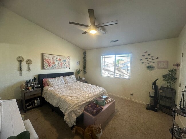 Building Photo - Great location 3 bed, 2.5 bath, 1 car gara...