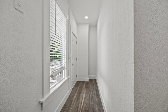 Building Photo - 941 E Whittier St