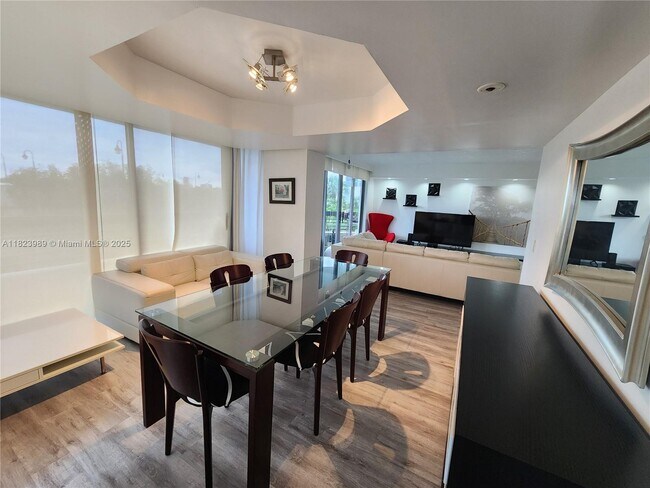Building Photo - 3500 Mystic Pointe Dr