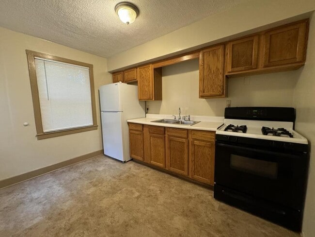 Building Photo - 271 Oak Dr