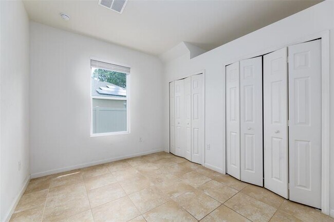 Building Photo - 632 Stonebriar Dr