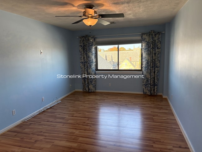 Building Photo - Newly Renovated Condo For Rent in North Attleboro!